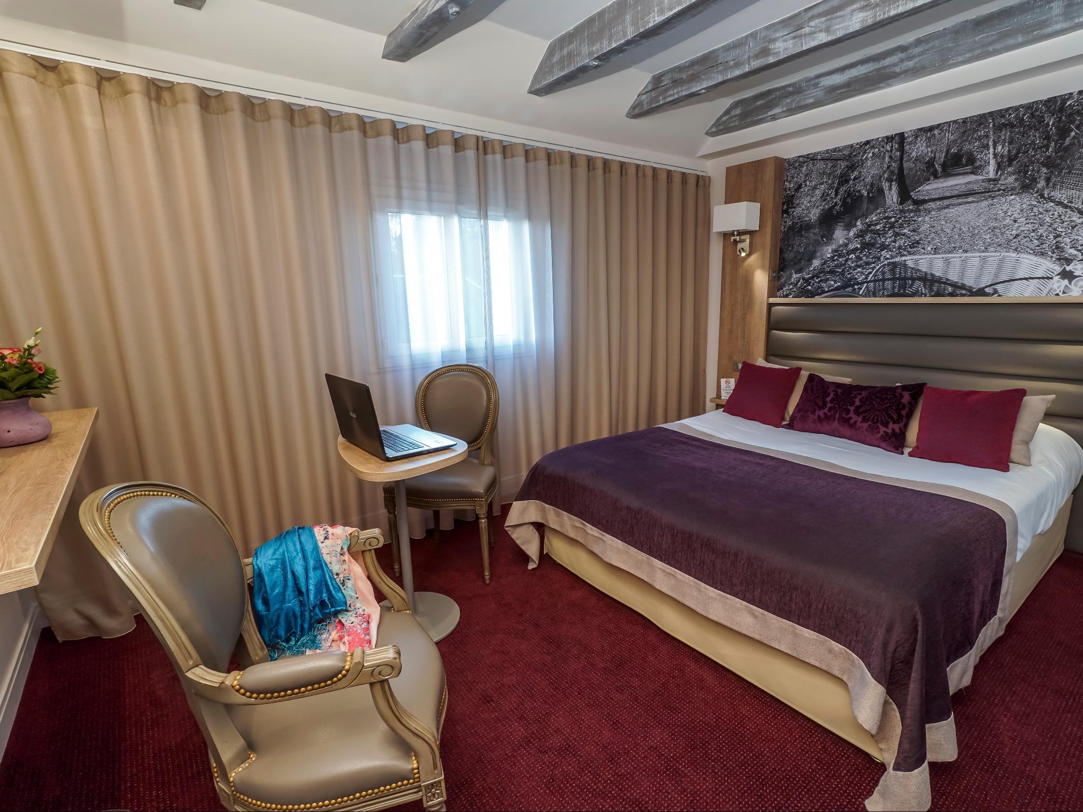 Logis - Le Christina Hotel บัวร์ ภายนอก รูปภาพ