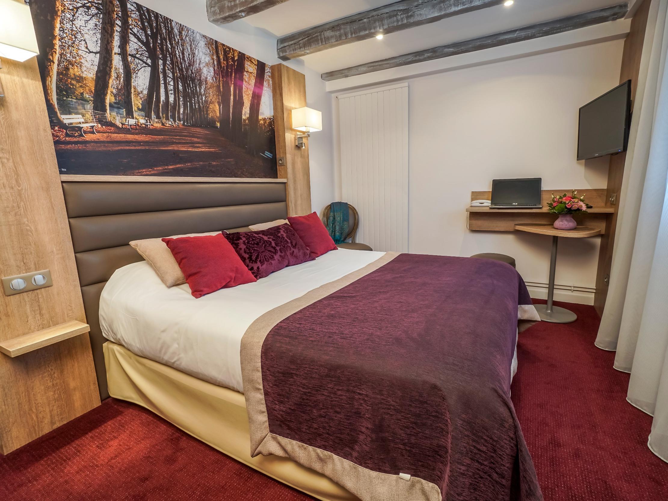 Logis - Le Christina Hotel บัวร์ ภายนอก รูปภาพ