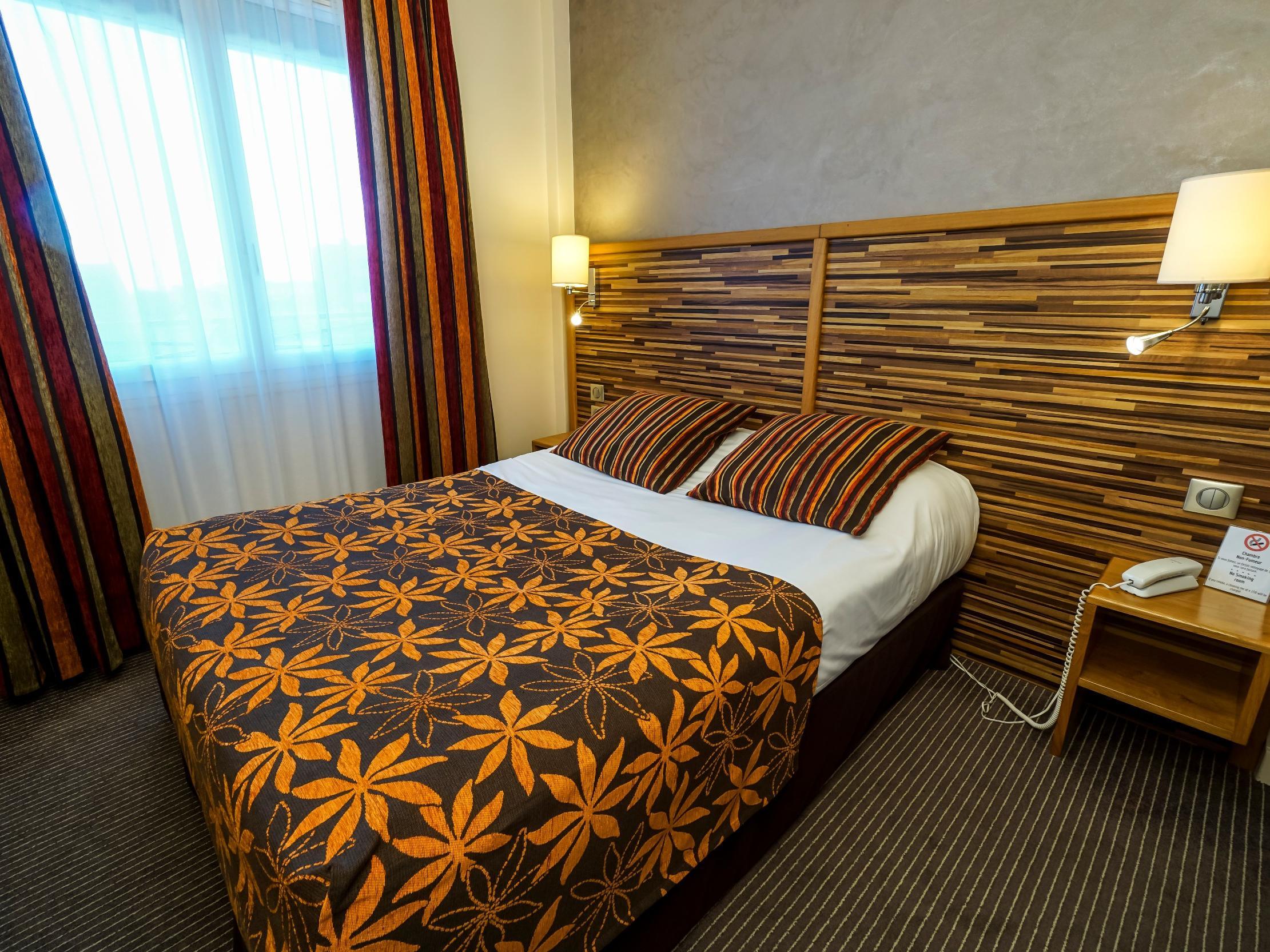 Logis - Le Christina Hotel บัวร์ ภายนอก รูปภาพ