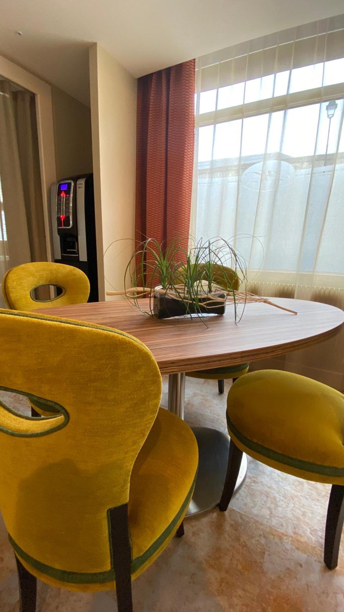 Logis - Le Christina Hotel บัวร์ ภายนอก รูปภาพ